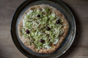 Focaccia, puntarelle e olive di Gaeta