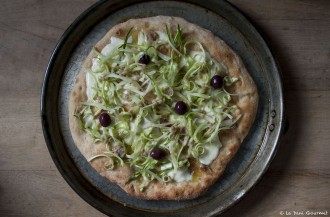 Focaccia, puntarelle e olive di Gaeta