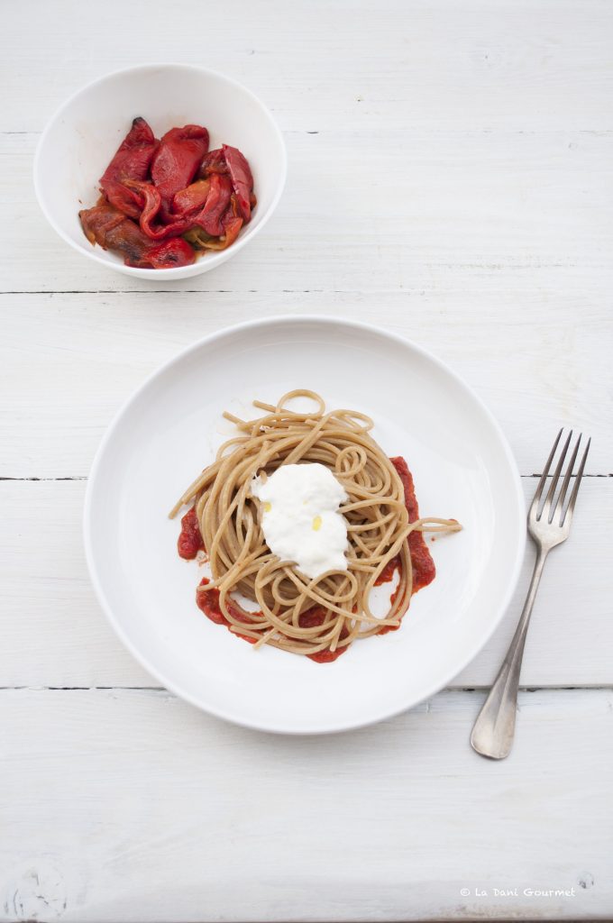 Spaghetto integrale, colatura di peperone arrosto, acciughe e stracciatella