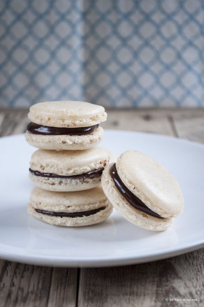 Macaron alle nocciole con ganache al cioccolato fondente