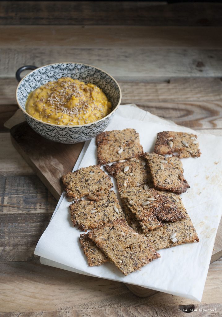 cracker quinoa, semi di chia e salsa alla zucca speziata