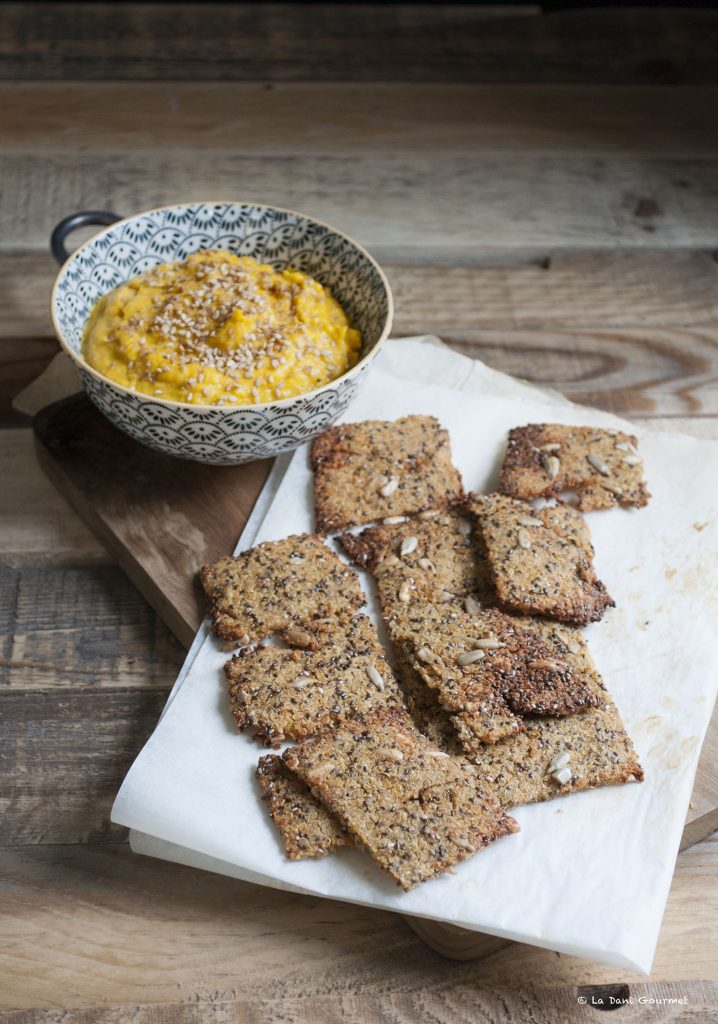 cracker quinoa, semi di chia e salsa alla zucca speziata